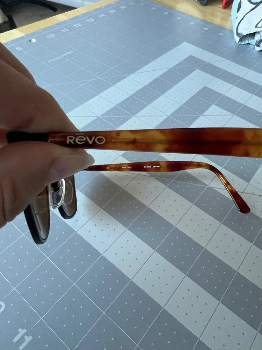 Rēvo 1109 001 Men's Polarized Brown Lens Sunglasses - Black Wire Frame